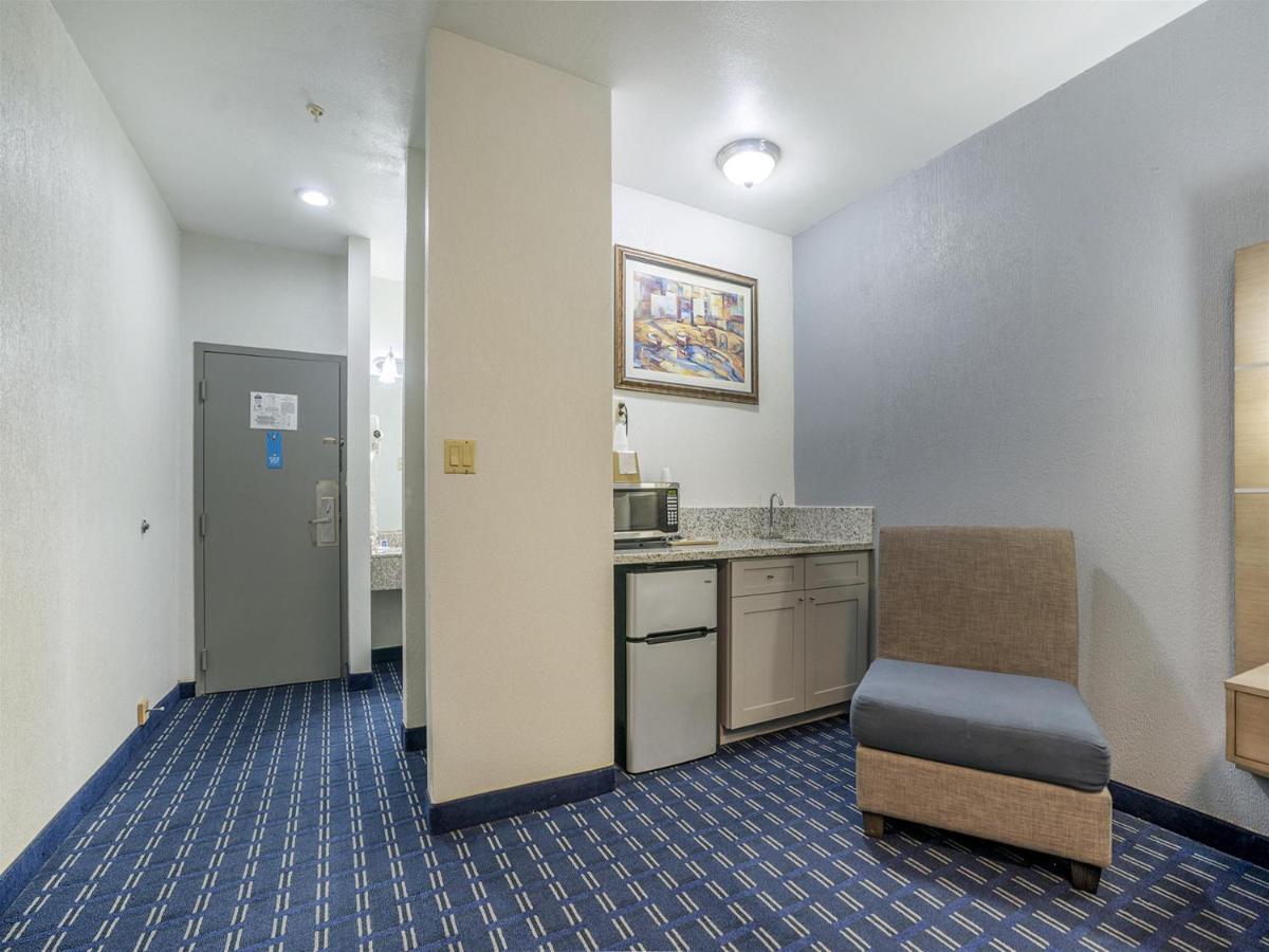 Days Inn & Suites By Wyndham Webster Nasa-Clearlake-Houston Dış mekan fotoğraf