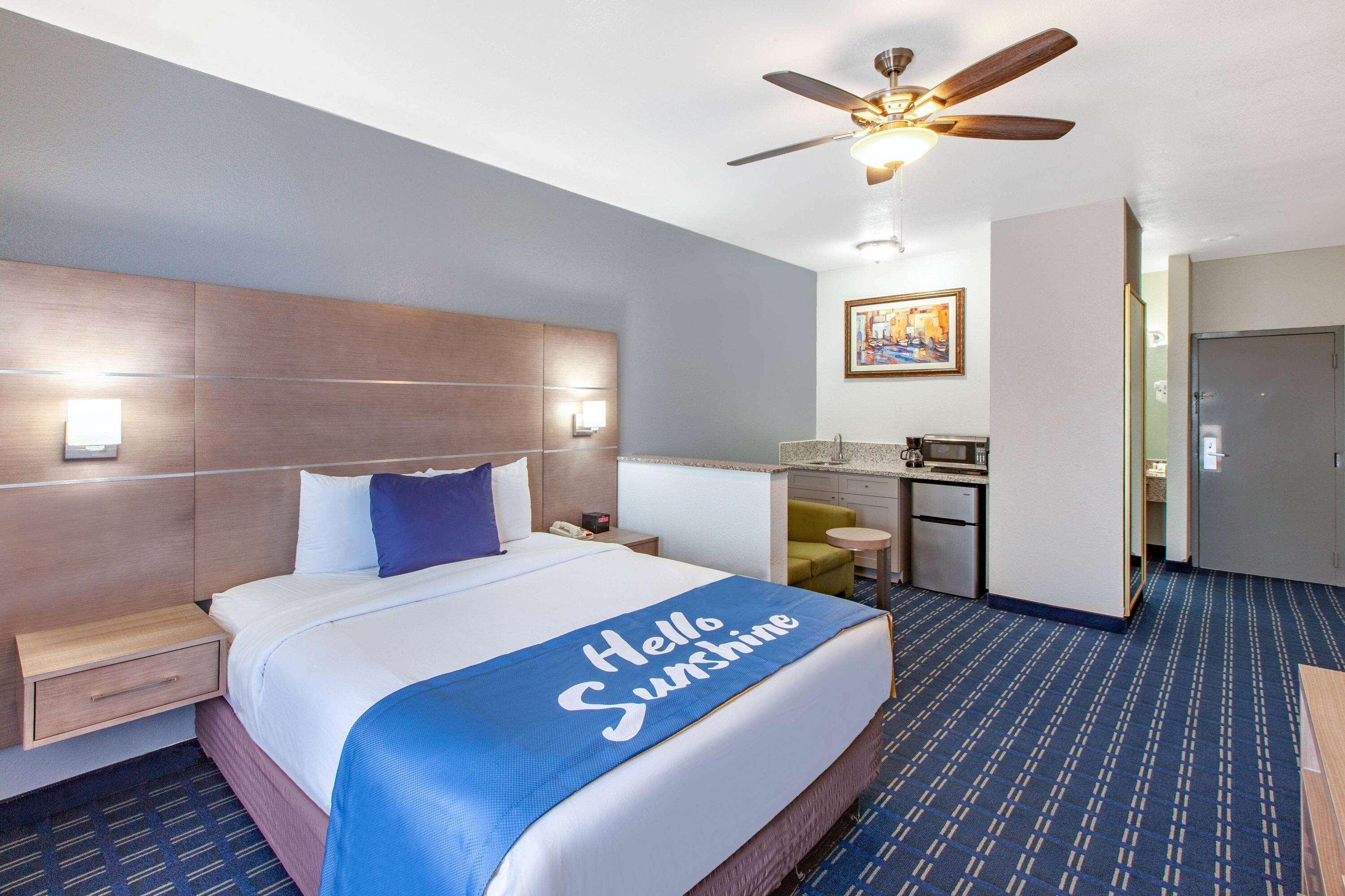 Days Inn & Suites By Wyndham Webster Nasa-Clearlake-Houston Dış mekan fotoğraf