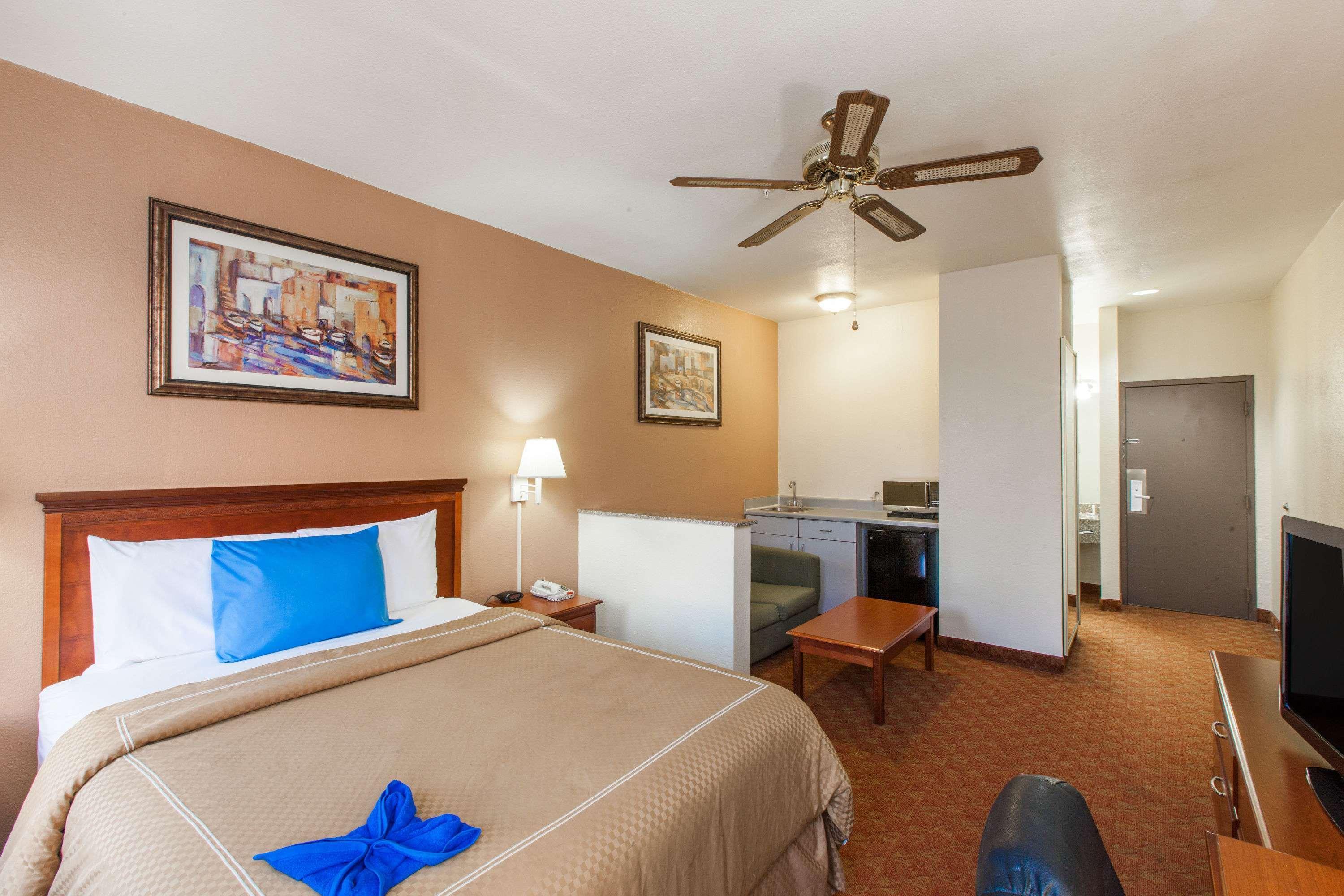 Days Inn & Suites By Wyndham Webster Nasa-Clearlake-Houston Dış mekan fotoğraf