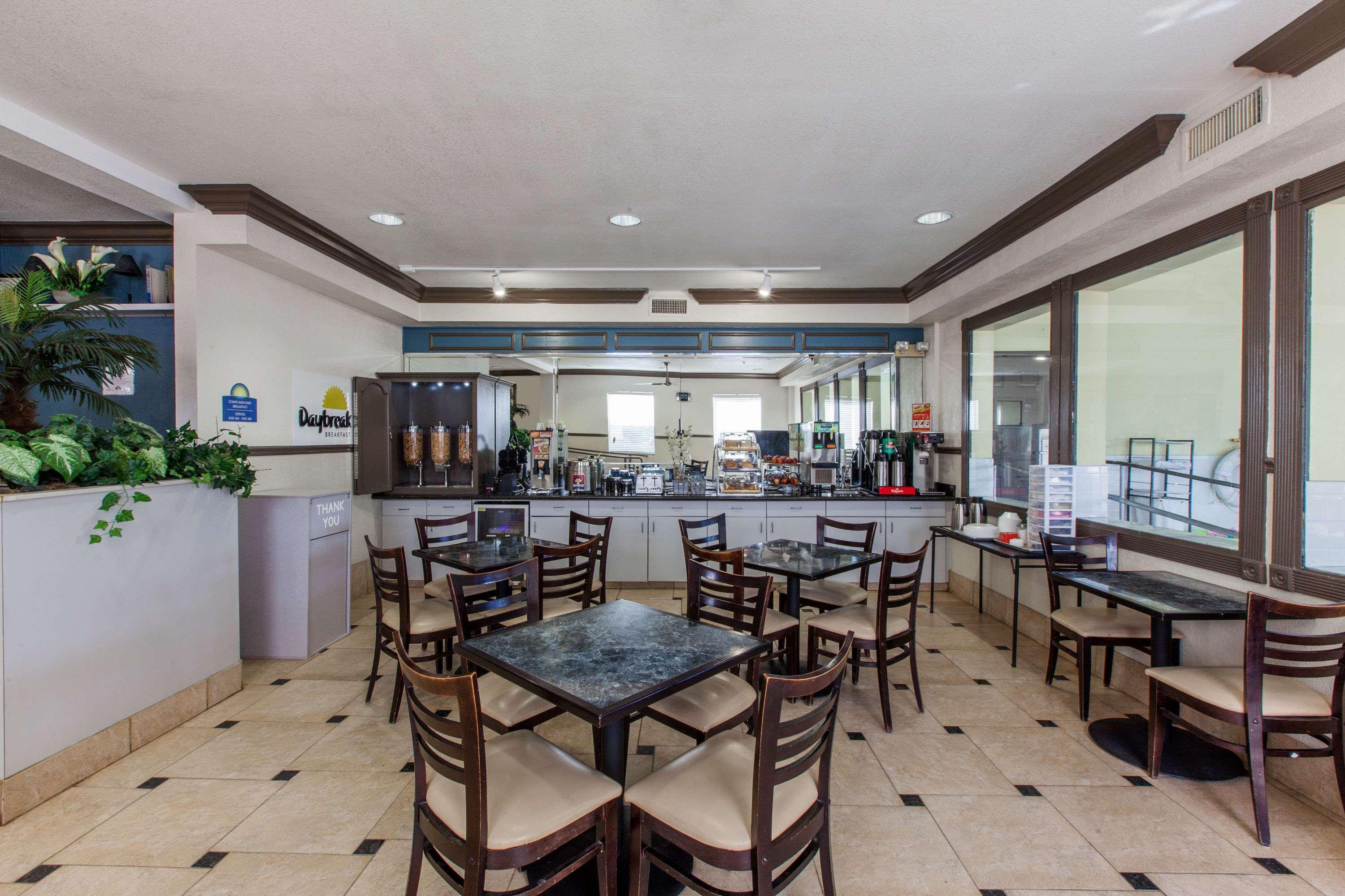 Days Inn & Suites By Wyndham Webster Nasa-Clearlake-Houston Dış mekan fotoğraf