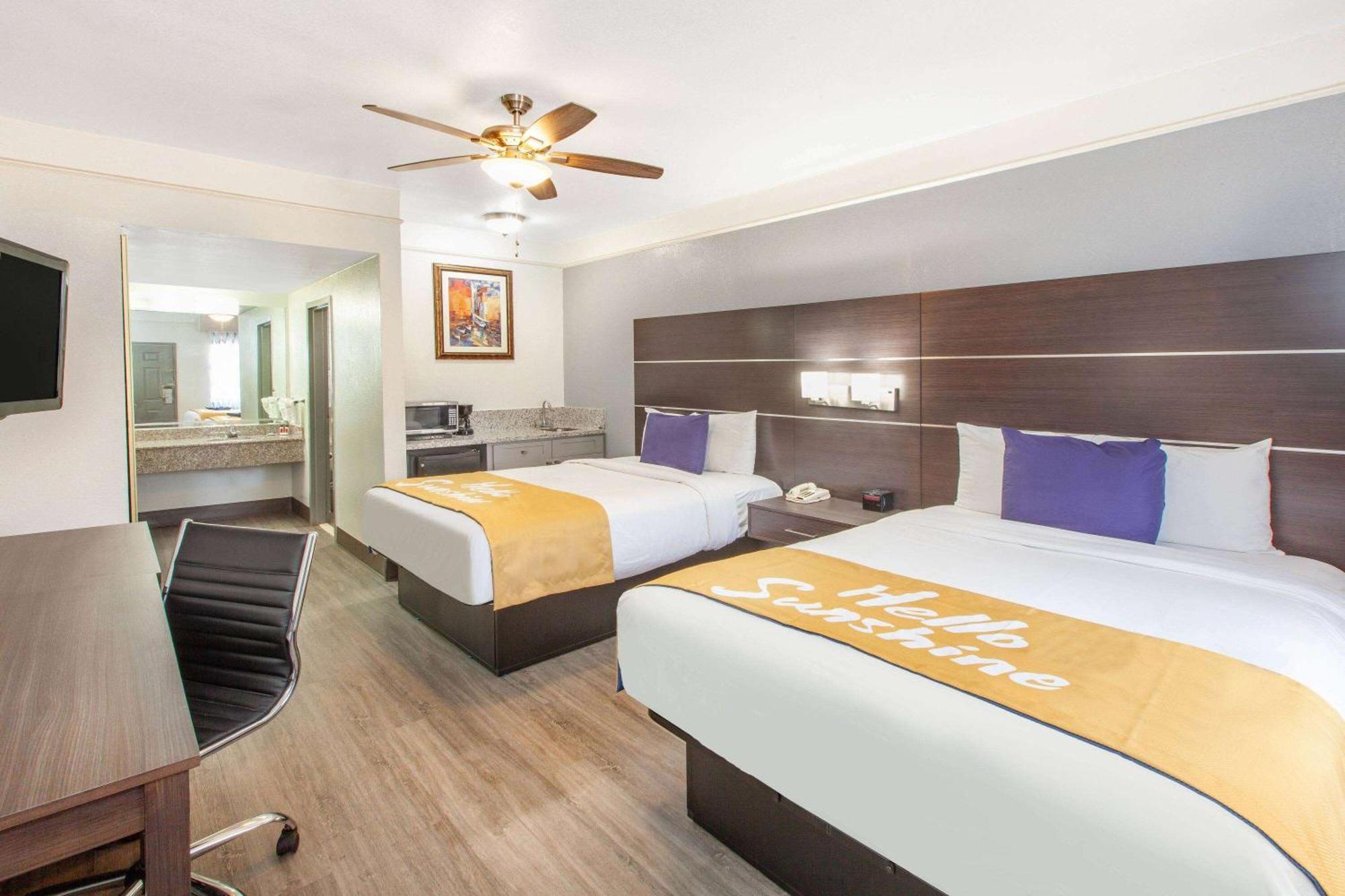 Days Inn & Suites By Wyndham Webster Nasa-Clearlake-Houston Dış mekan fotoğraf